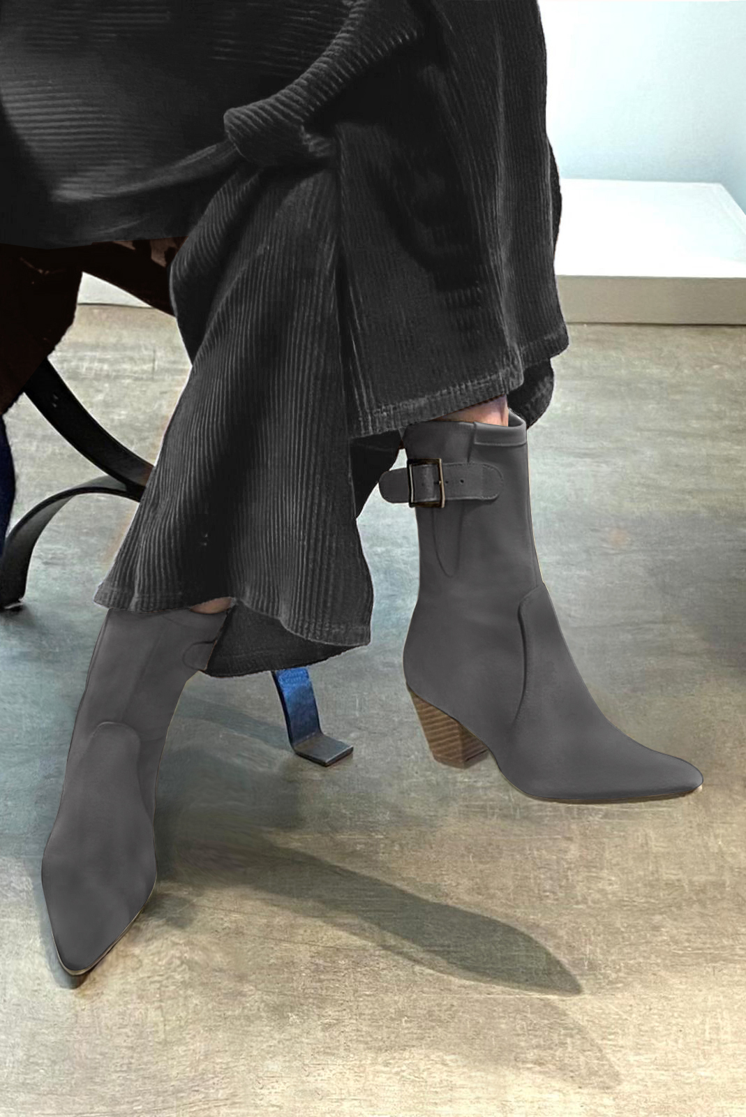 Dark grey women's ankle boots with a zip on the inside. Tapered toe. Medium cone heels. Worn view - Florence KOOIJMAN